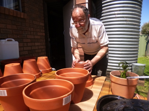 Making ollas from terracotta pots