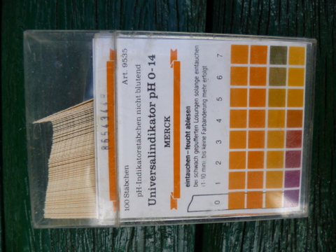 Universal pH indicator papers